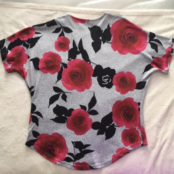 Suzy Shier. Spring top. Zipper neckline. Size US M. Used, very good condition. - Picture 6 of 6